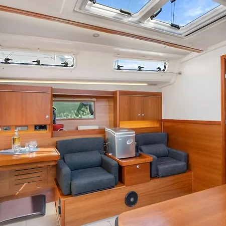 Botel Capri Positano Coast Sail